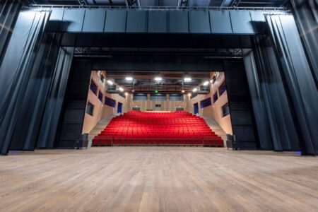 Illustration de la salle de spectacle a Calvi, Corse, FRANCE. Le 11 septembre 2024. Un projet réalisé par de la Communauté de Communes de Calvi-Balagne (CCCB). Un bâtiment, conçu par l'architecte parisienne Maria Godlewska, qui accueillir environ 350 spectateurs. (centre culturel de Calvi)